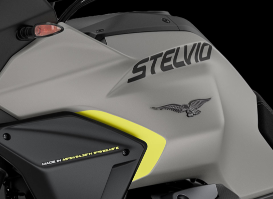 WI Stelvio 1000 Grigio Climbing D 1920X1440 C (1)